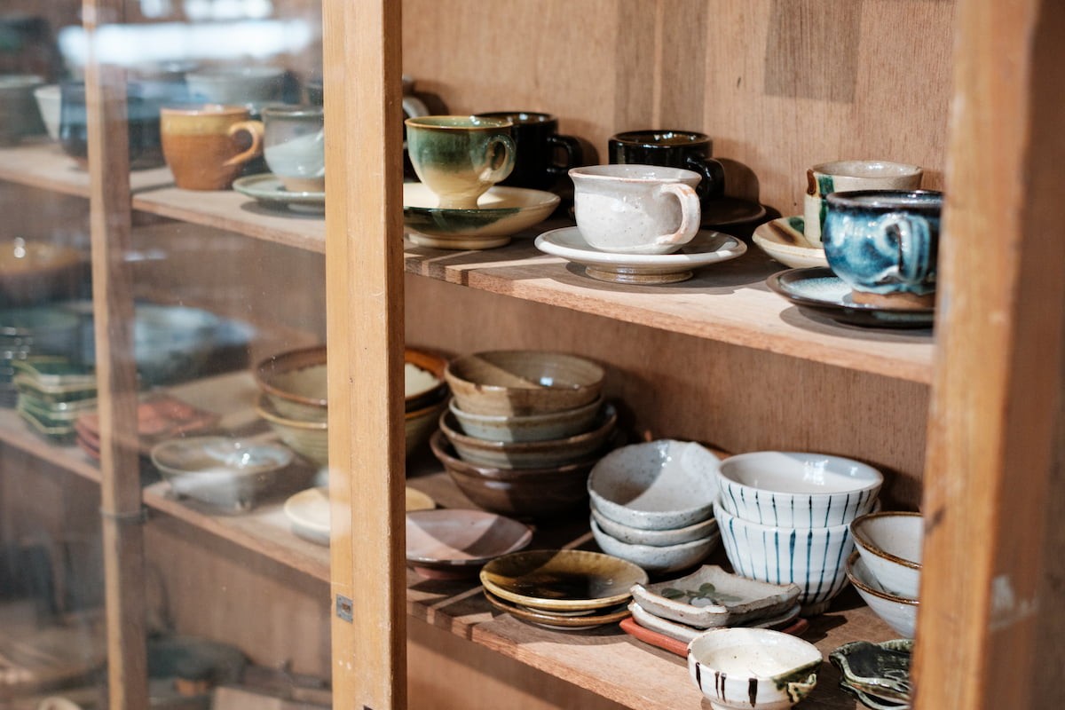 島根県松江市の古道具店『フラットスタイル』に並ぶ器