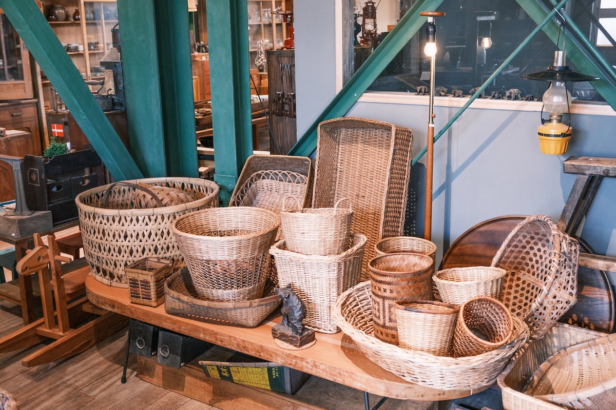 島根県松江市の古道具店『フラットスタイル』に並ぶカゴ