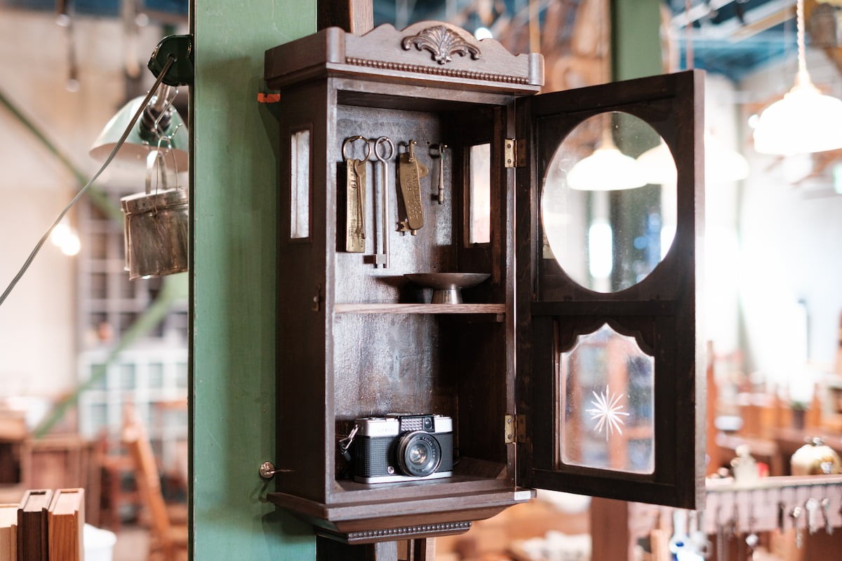 島根県松江市の古道具店『フラットスタイル』に並ぶリメイク商品