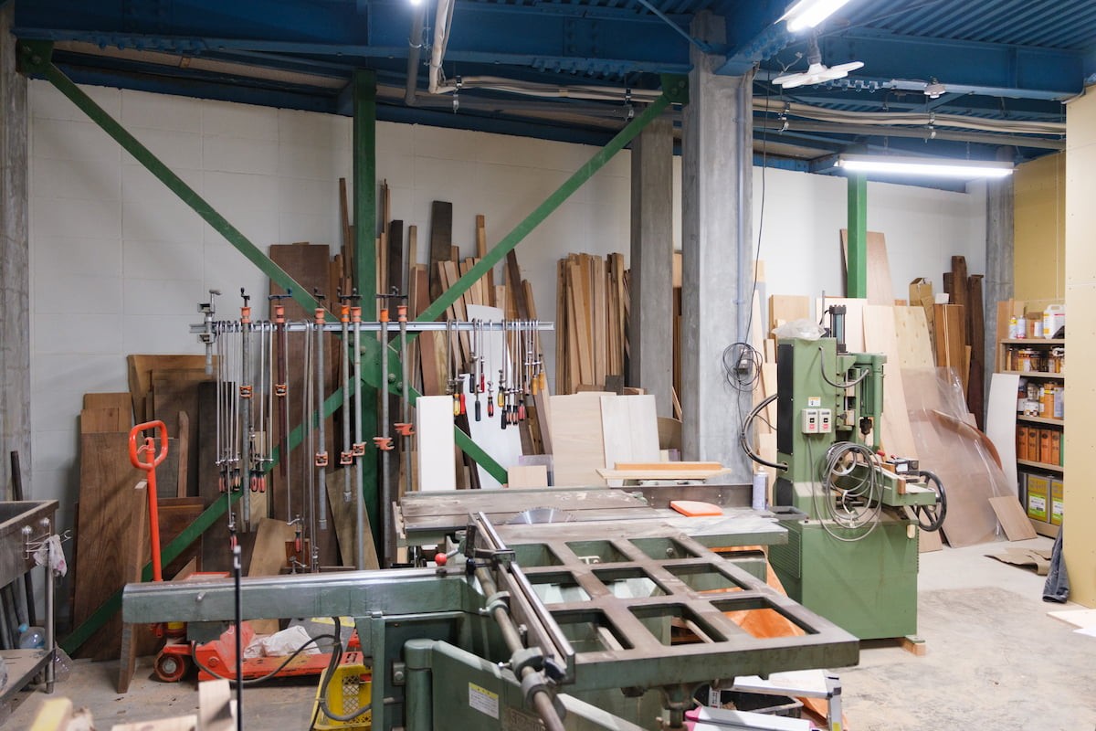 島根県松江市の古道具店『フラットスタイル』の作業場