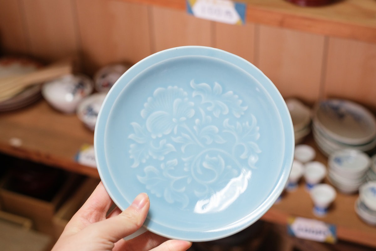 島根県松江市美保関町にある「無人蚤の市」の食器