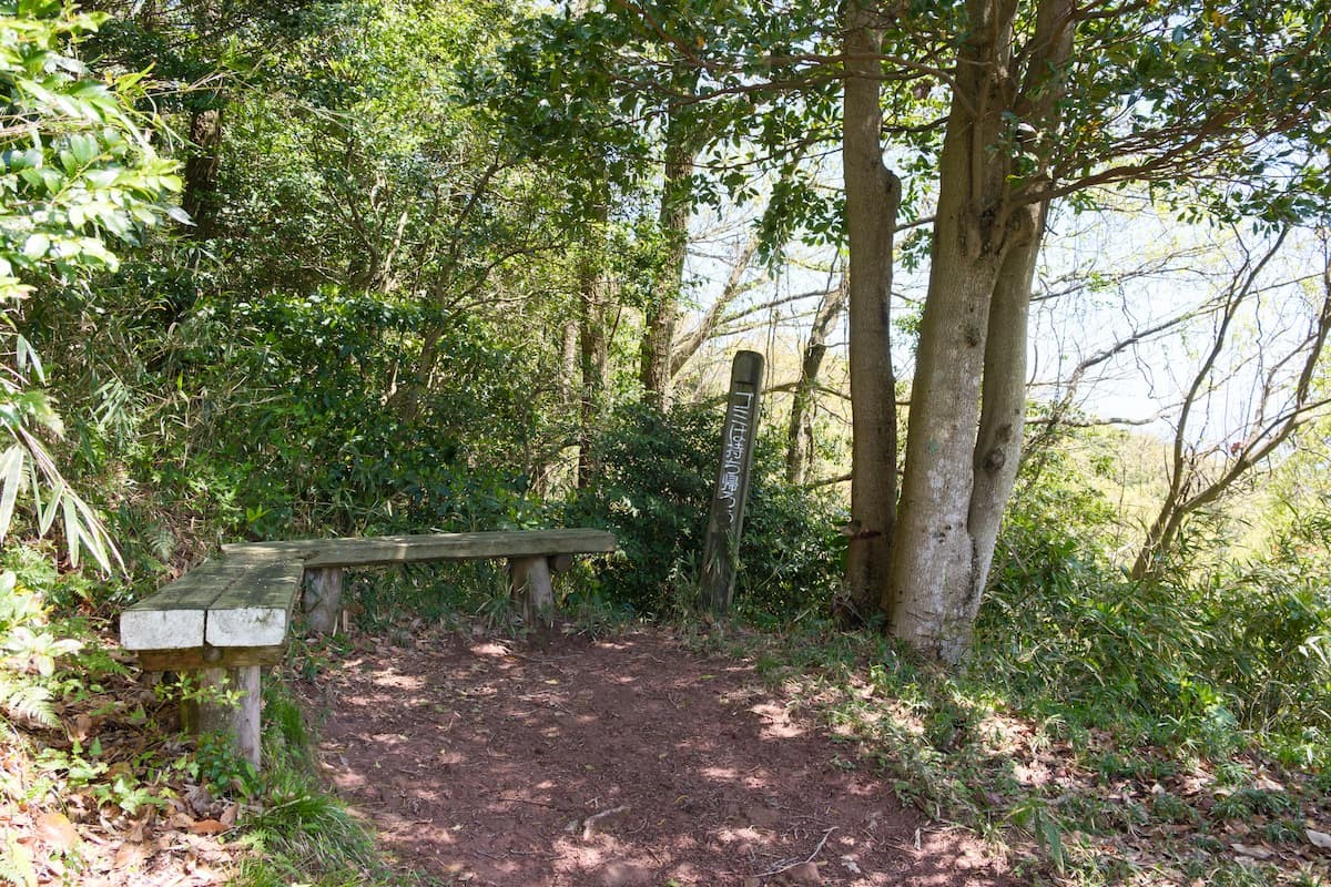 島根県松江市の山「嵩山」の登山道にある休憩所