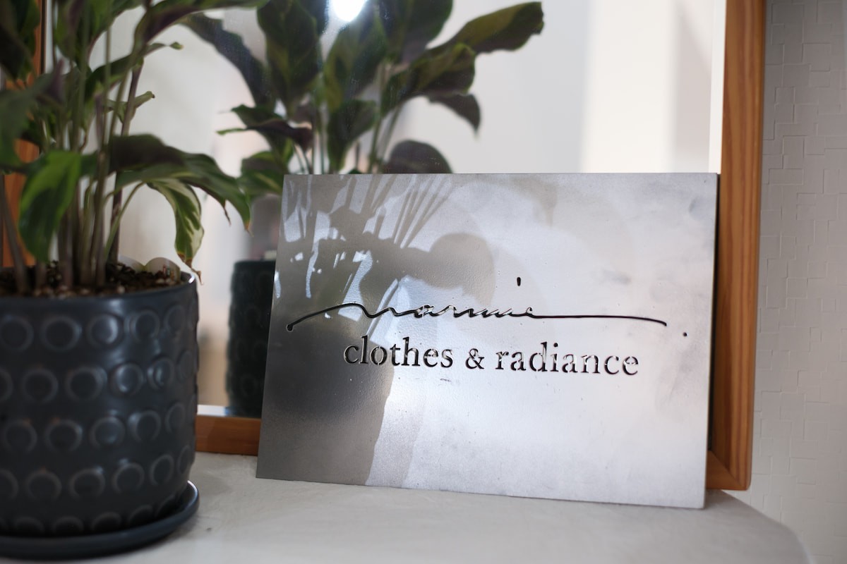 島根県松江市のアパレルショップ『warmie. clothes & radience』の看板