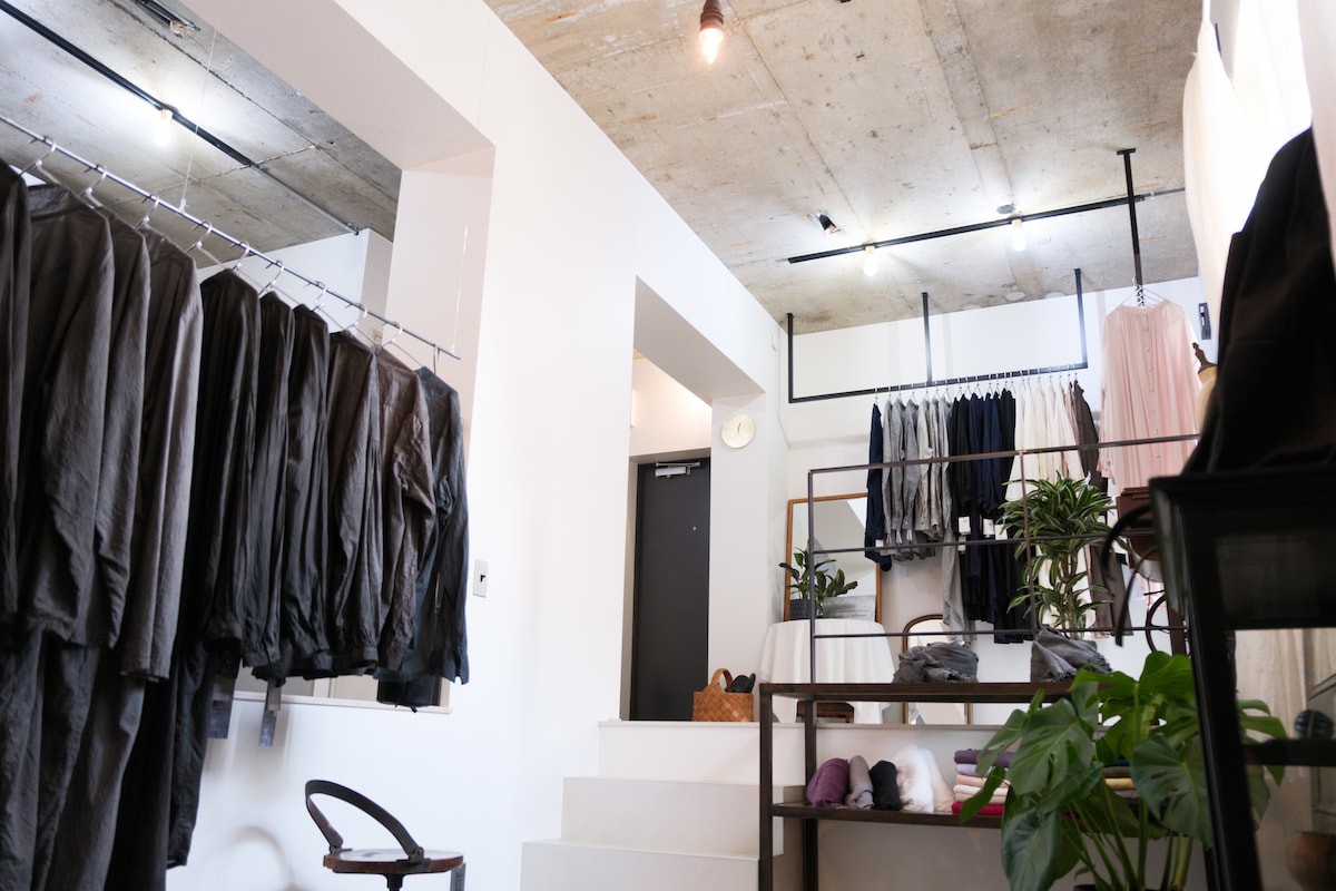 島根県松江市のアパレルショップ『warmie. clothes & radience』の店内