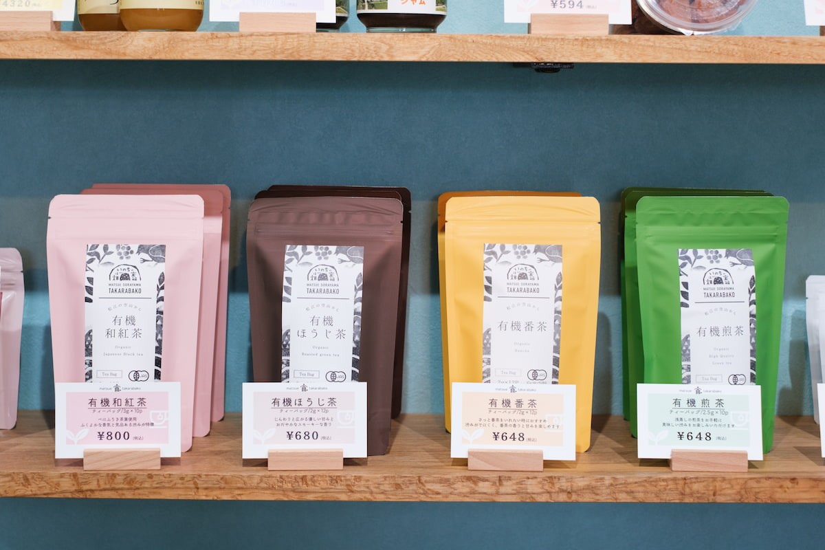 島根県松江市のお茶屋『宝箱』に並ぶ「有機和紅茶」