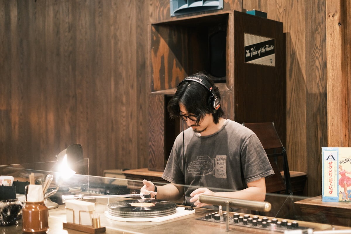 島根県出雲市平田町の『OLD THEATER』でレコードを再生するスタッフ