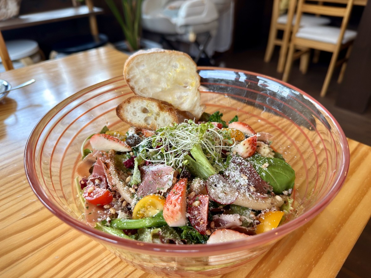 米子市皆生新田にあるランチスポット『食堂市場』のたらふくサラダ