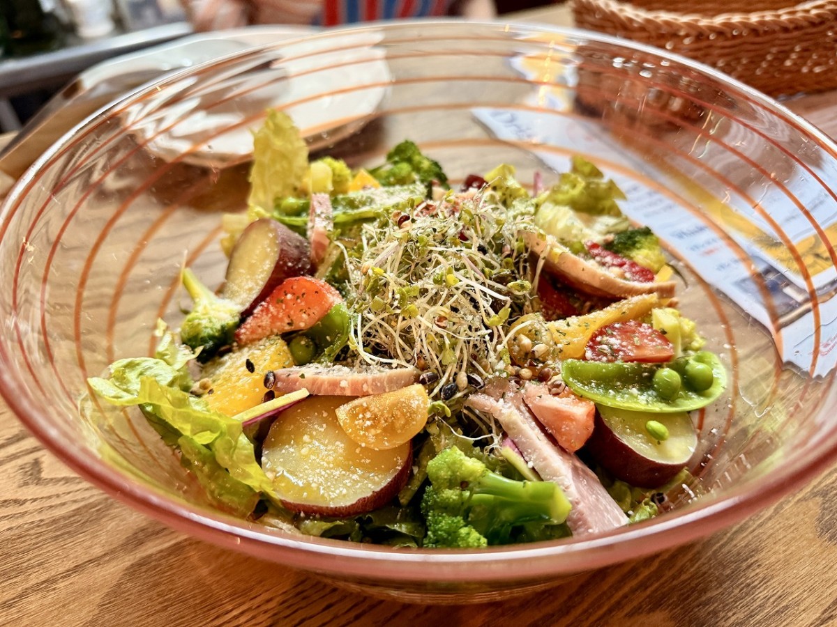 米子市皆生新田にあるランチスポット『食堂市場』の気まぐれサラダ