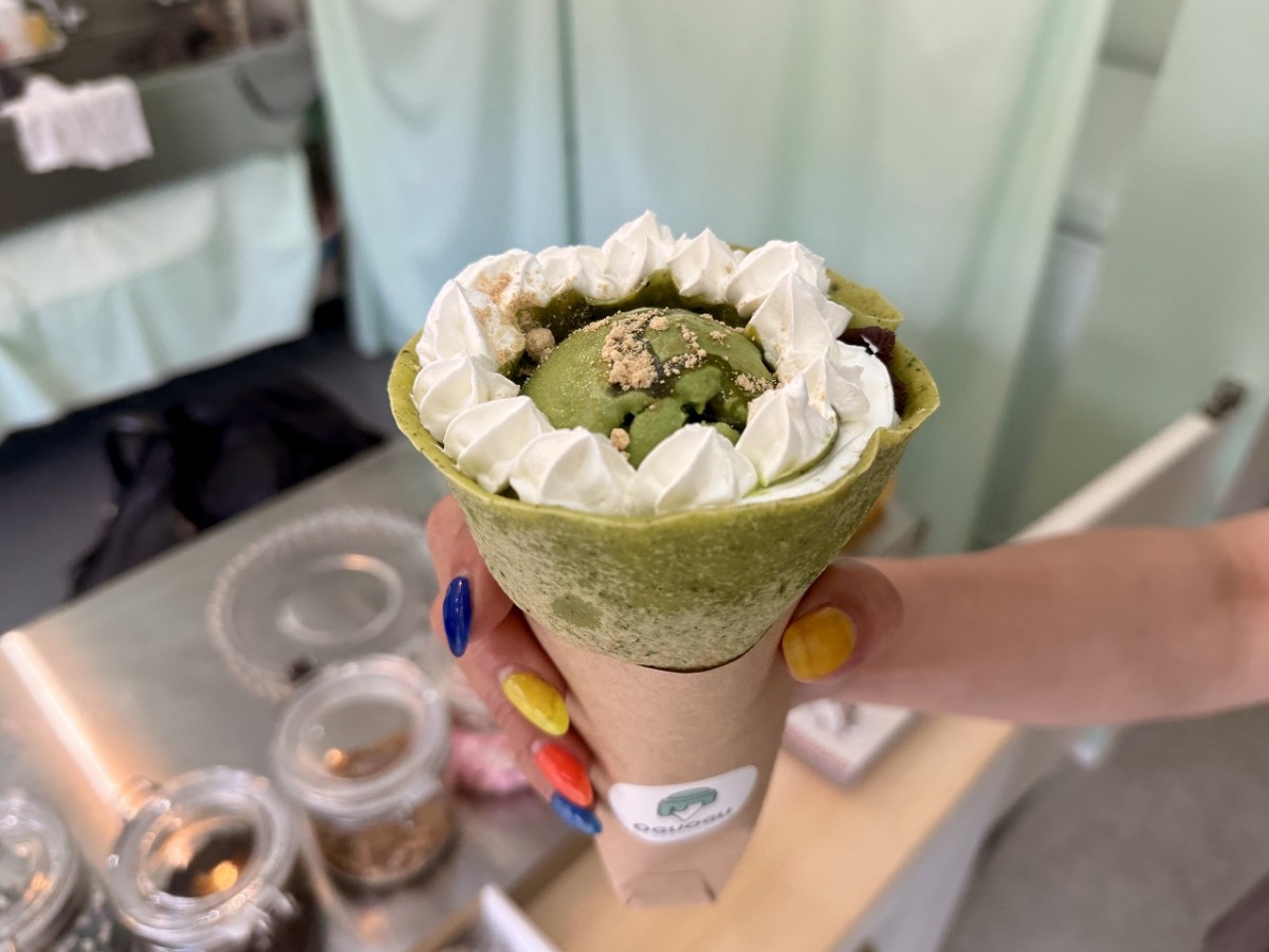 境港市・水木しげるロード内のアイスクリーム専門店『OGUOGU境港店』のクレープ