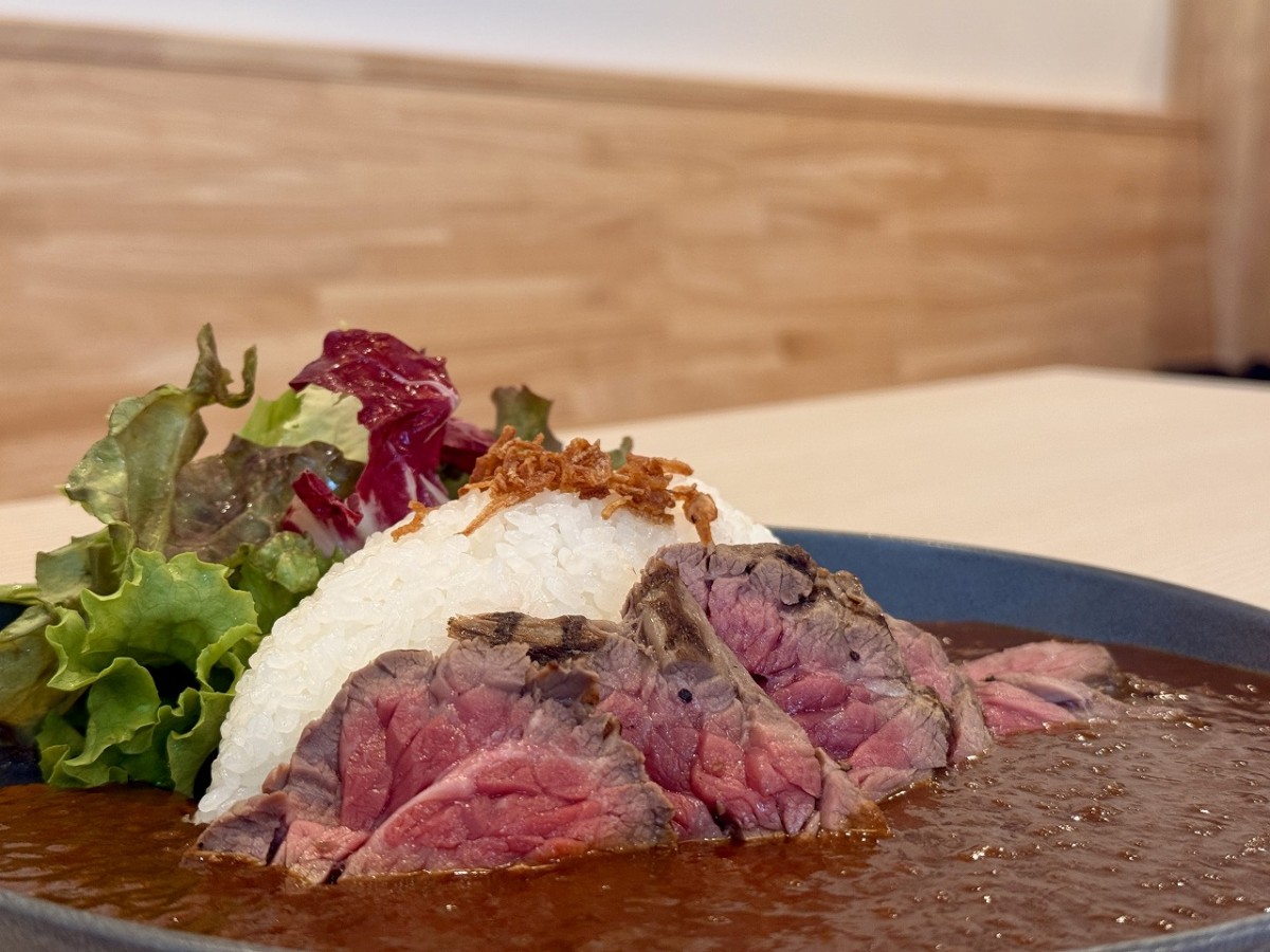 鳥取県米子市の弓ヶ浜公園内のカフェ『弓ヶ浜パークフロント』の「ビーフステーキカレー」