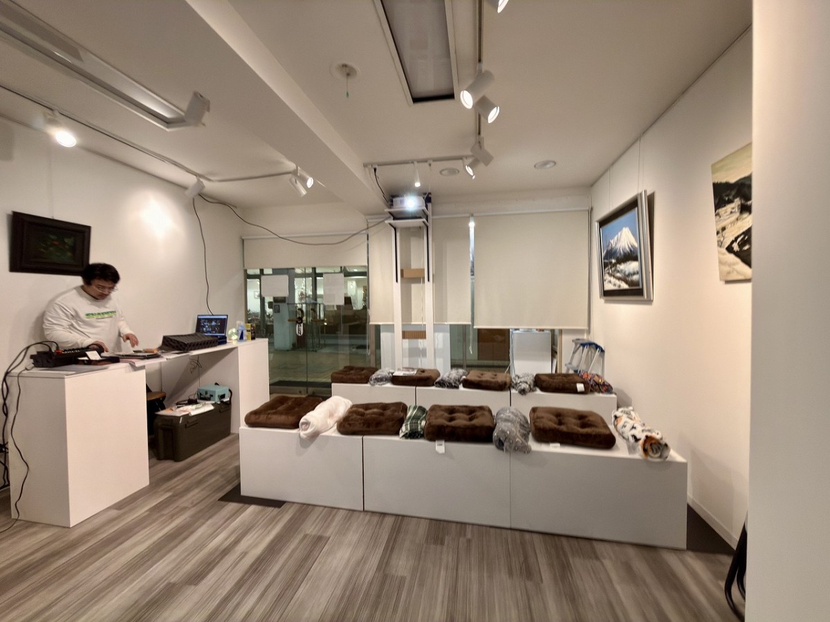 鳥取県米子市のアートギャラリー『四日市水槽』の店内