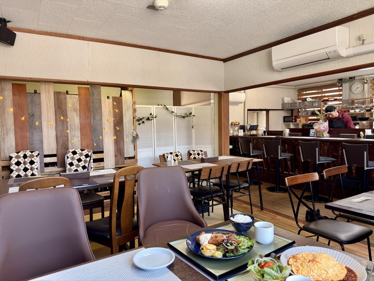 鳥取県境港市栄町のダイニングバー『キッチンパレット』の店内