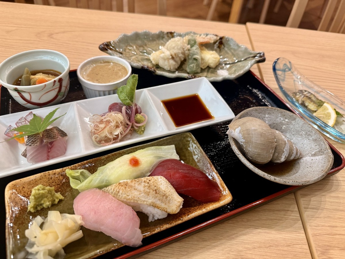 米子市・皆生温泉の温泉宿『皆生グランドホテル天水』の「渚亭」で取り分けた料理