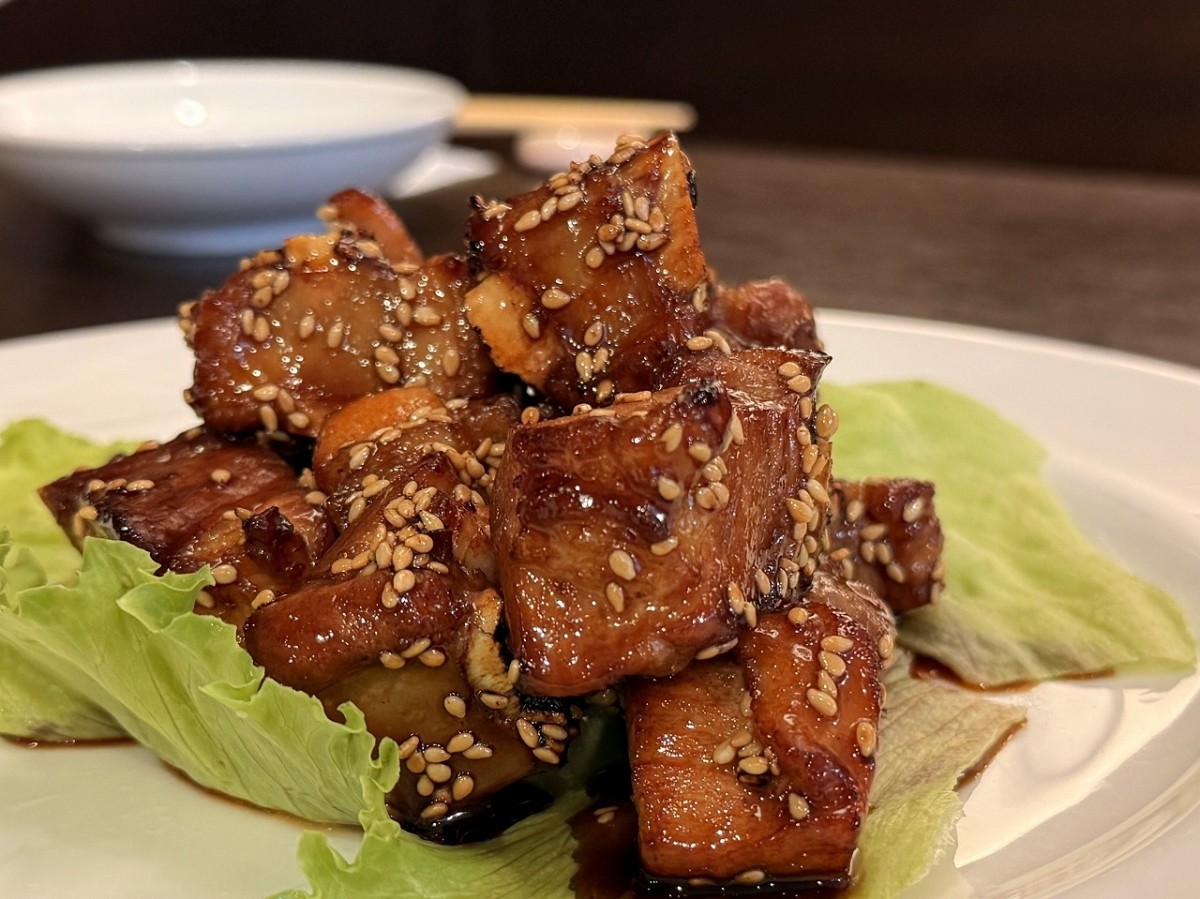 米子市日野町にある中華料理店『中国料理 青』の「スペアリブのゴマ炒め」