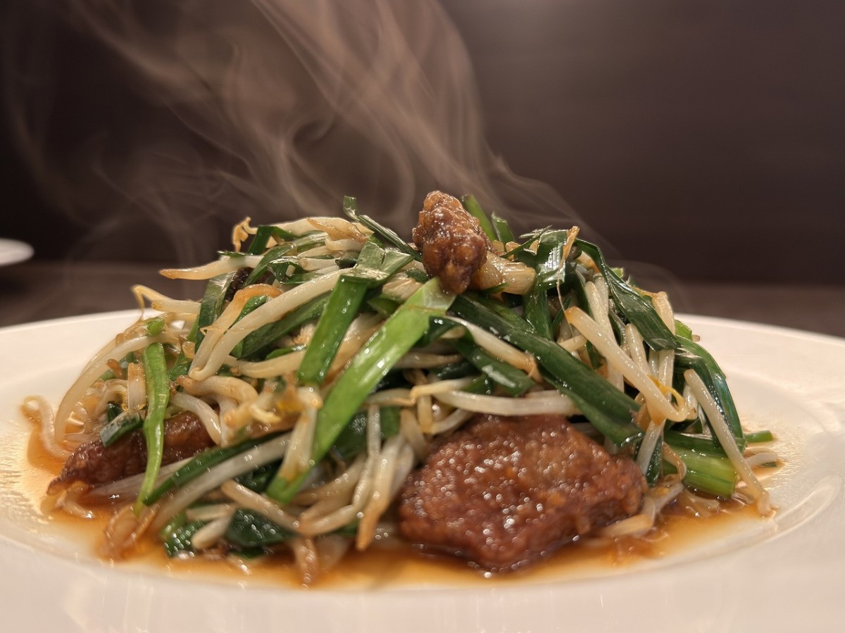 米子市日野町にある中華料理店『中国料理 青』の「ニラレバ炒め」