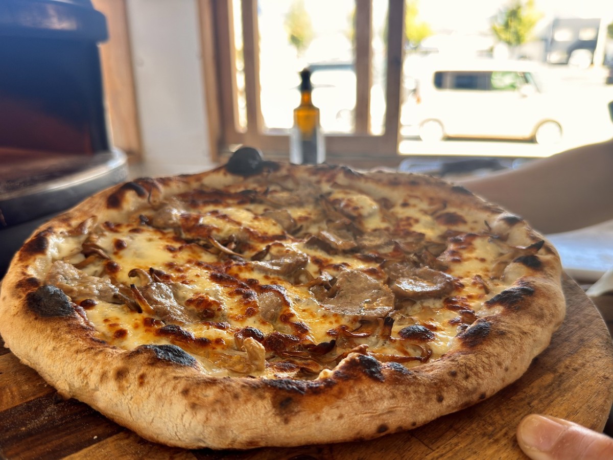 米子市や境港市などに出店するキッチンカー『PIZZA TORAKI』の「3種きのこ＆自家製ウィンナー」