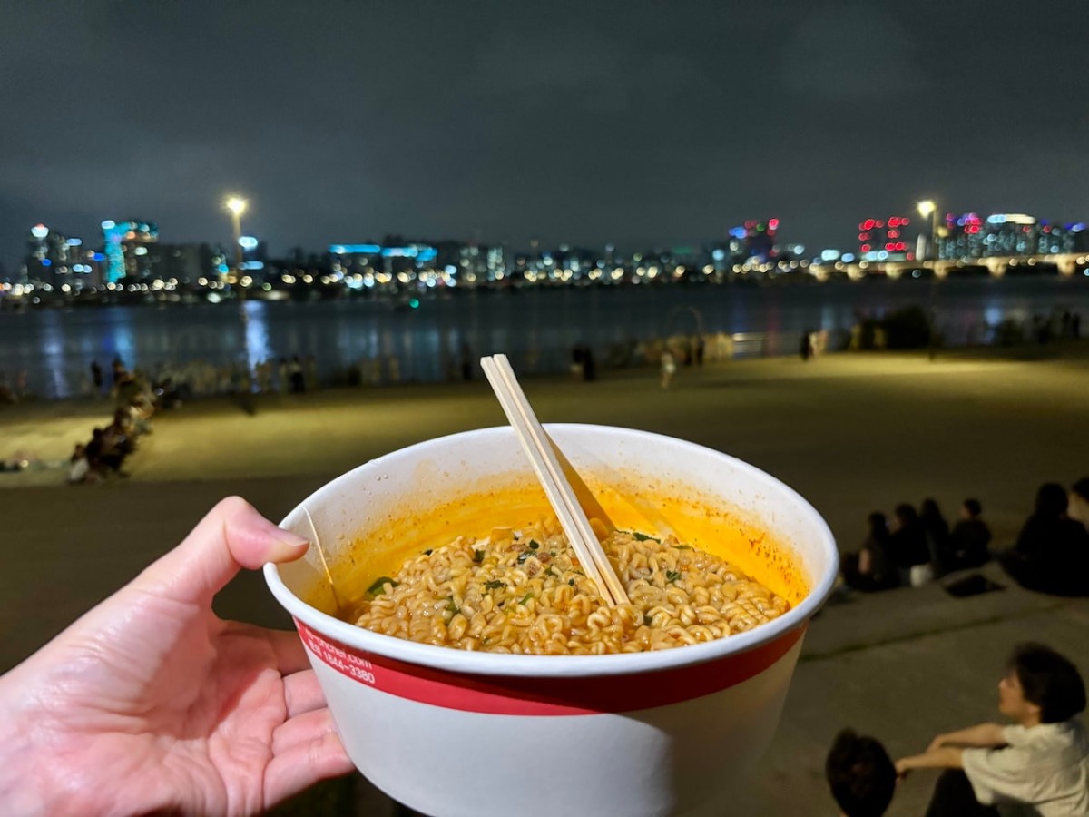 「漢江公園」の夜景と「漢江ラーメン」。
