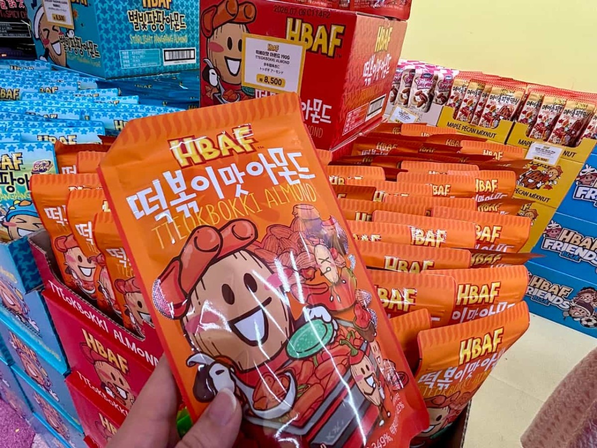 韓国の『HBAF Almond Store』のトッポッキ味。