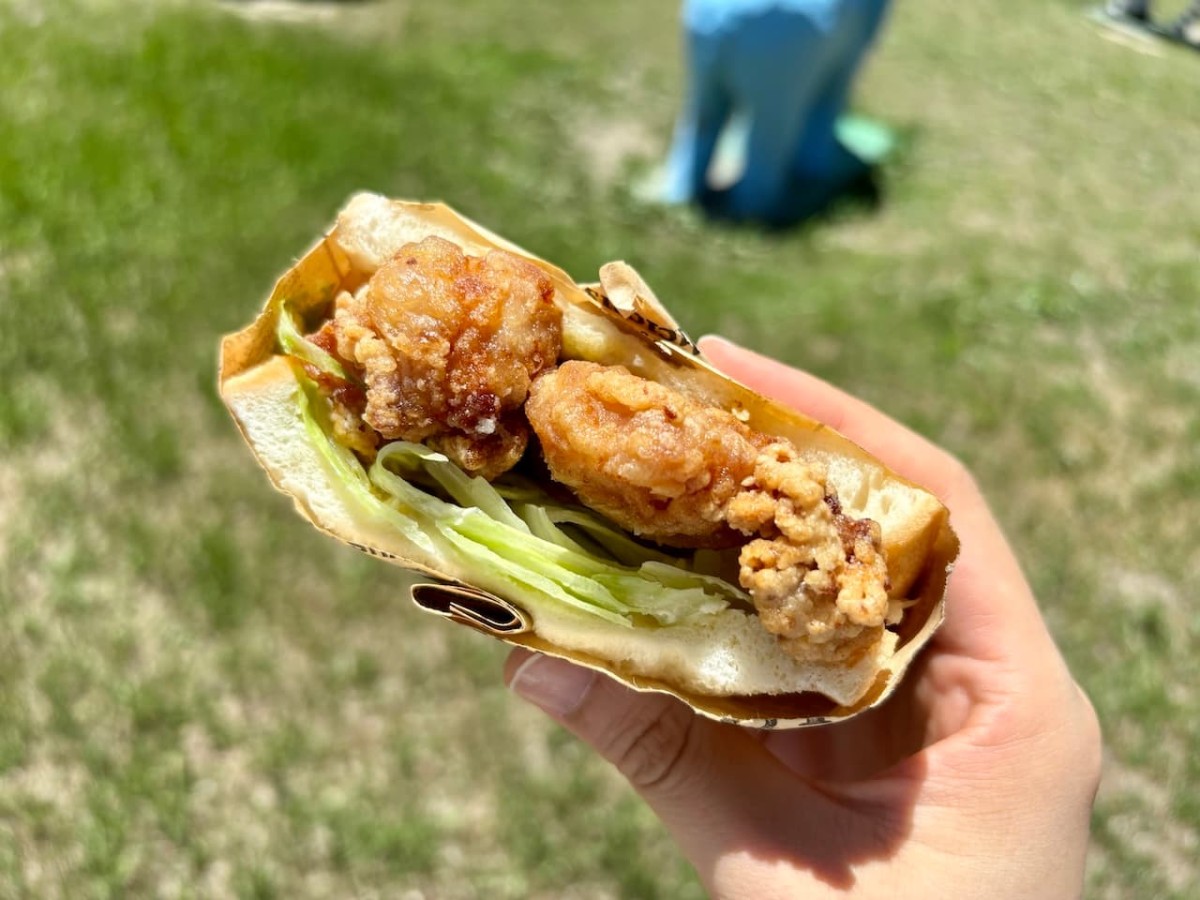 島根県浜田市の「サンドイッチ自販機」の「まちラボの唐揚げサンド」。