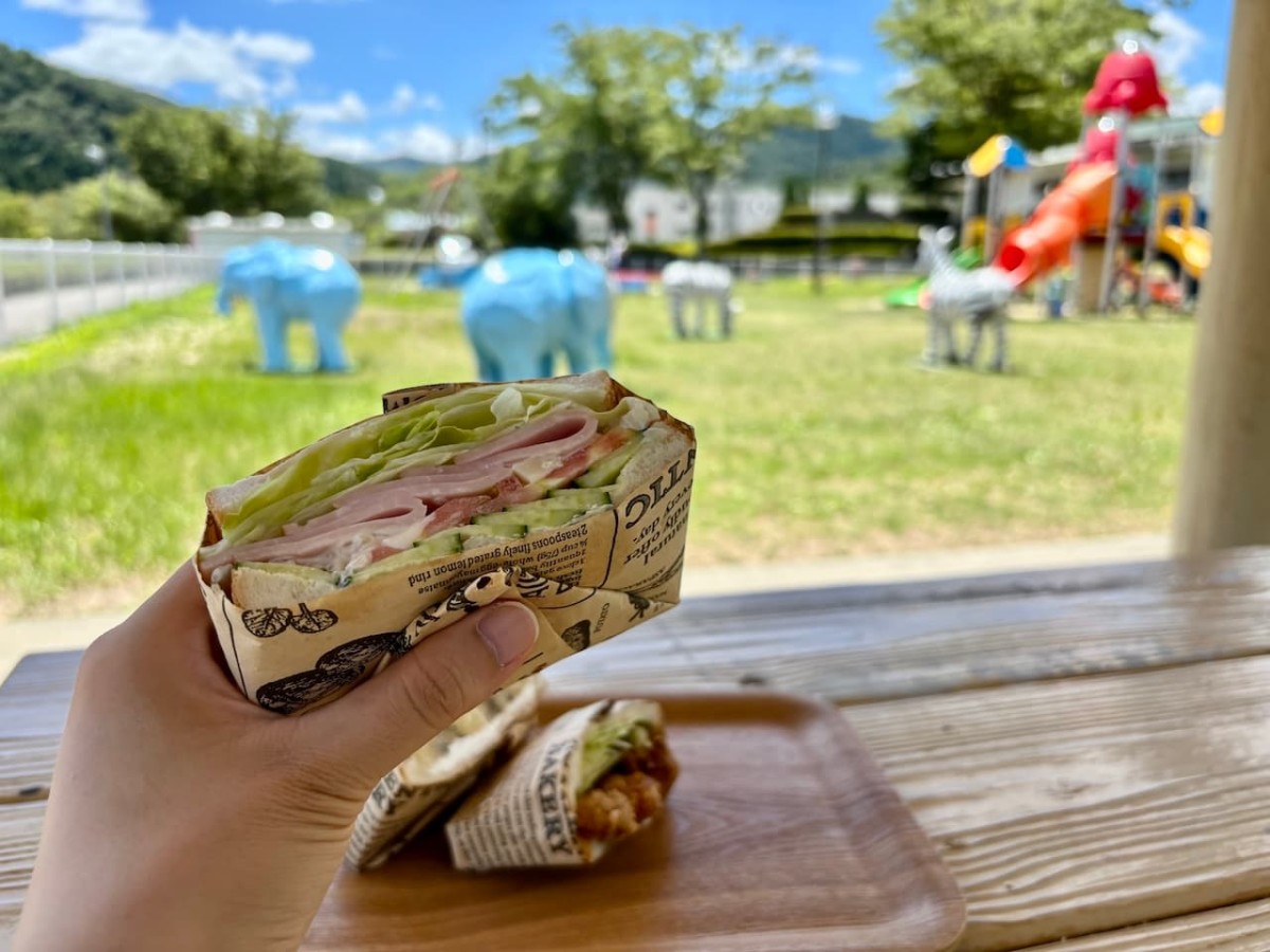 島根県浜田市の「サンドイッチ自販機」のサンドイッチでピクニック。