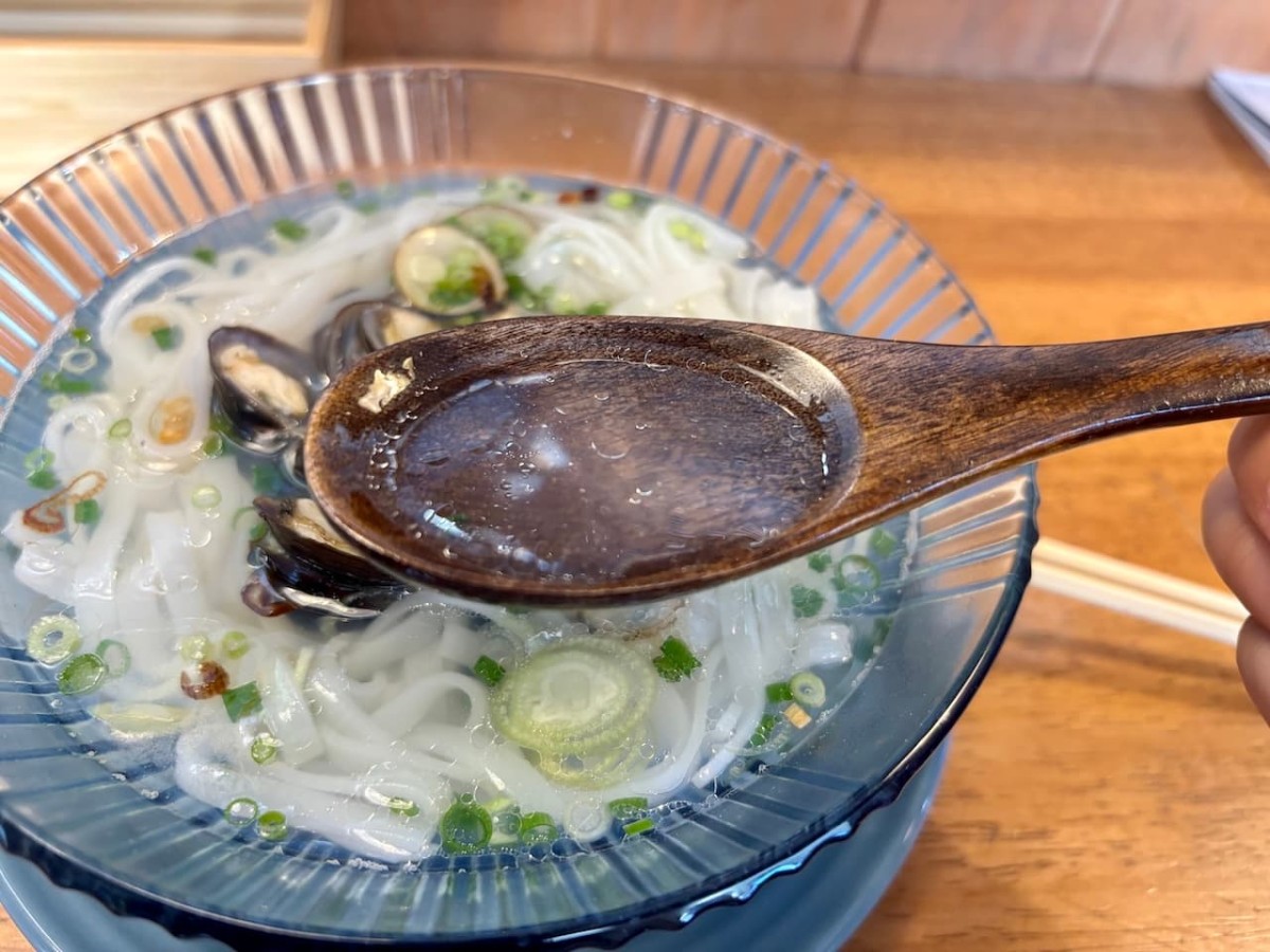 松江市寺町の『ラボキッチン』のフォーのスープ。
