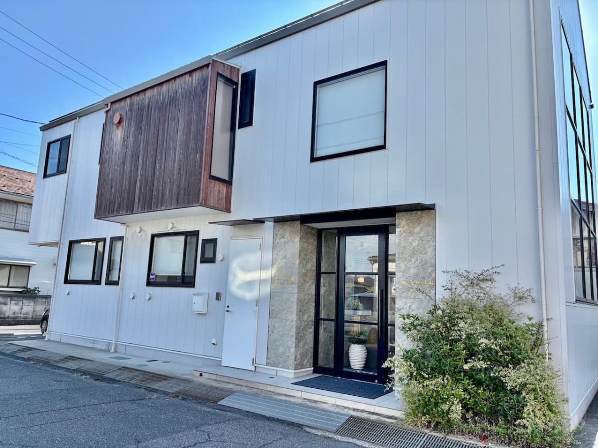 松江市東朝日町の『GLITTER』の外観。