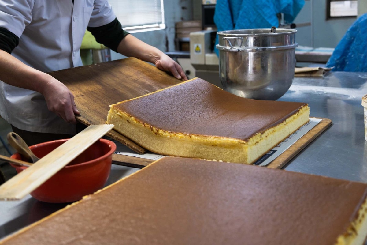 島根県浜田市の『錦榮堂』のカステラ製造工程。