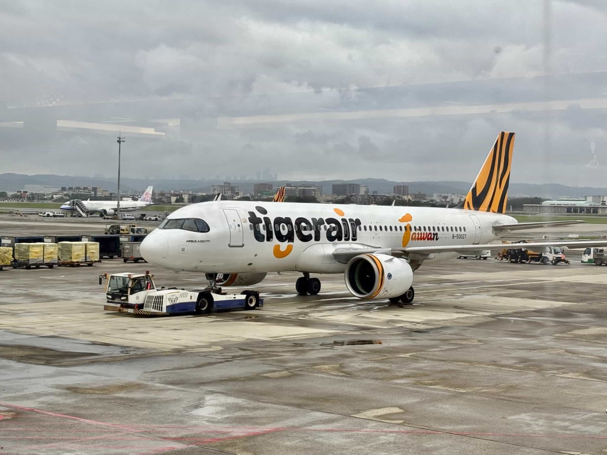 『米子鬼太郎空港』発のタイガーエアの飛行機。