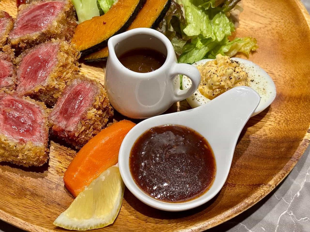 島根県出雲市にあるダイニング『Lily』の「しまね和牛のビフカツ」付属ソース。