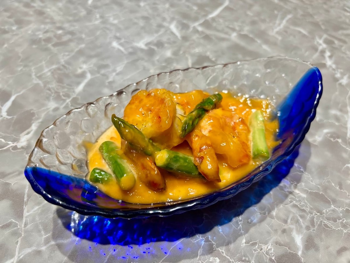 島根県出雲市にあるダイニング『Lily』の「ブラックタイガーとアスパラのマヨ炒め」。