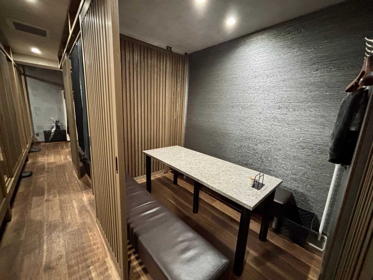 島根県出雲市にあるダイニング『Lily』の内観。