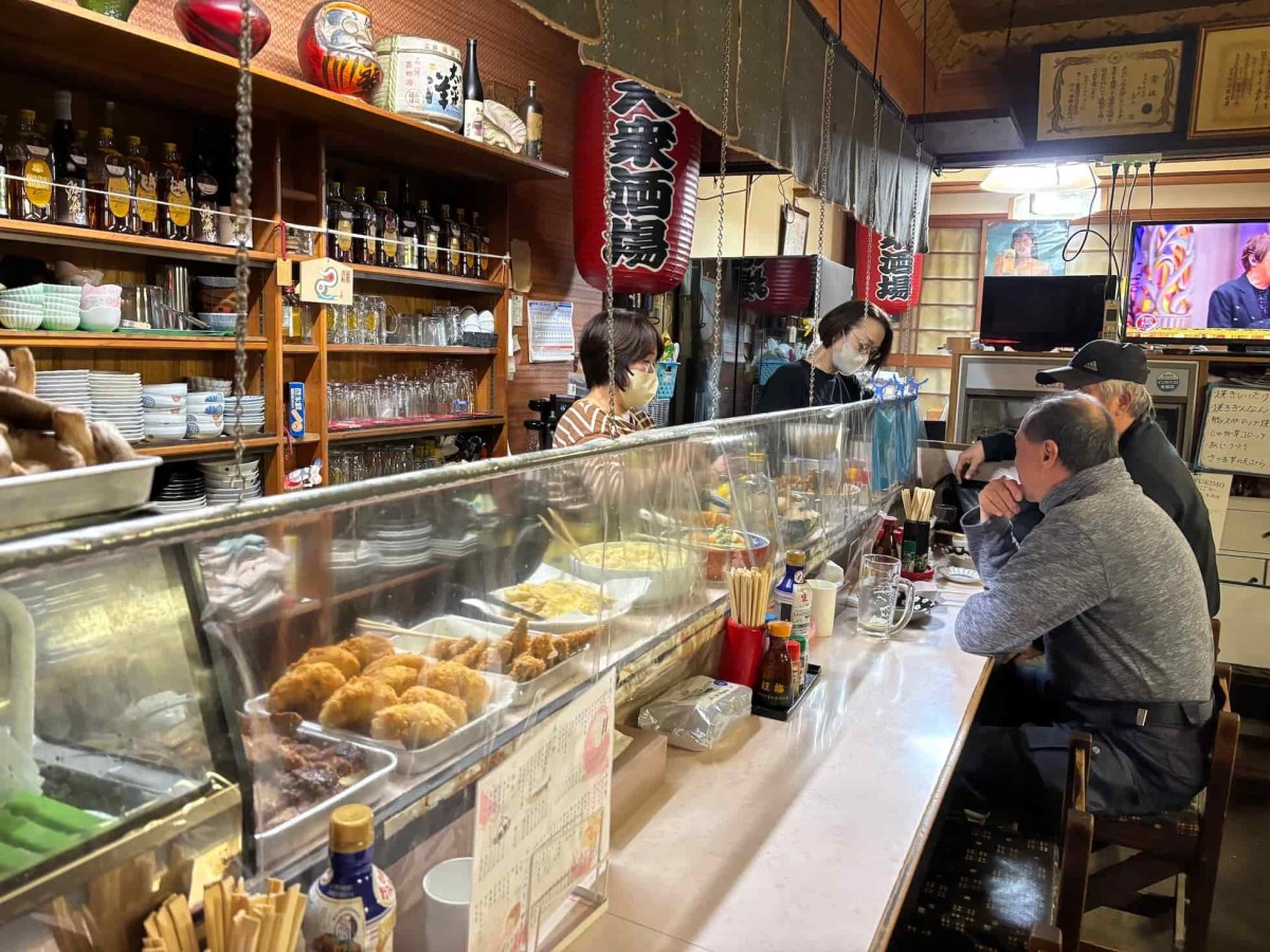 島根県雲南市にある『大衆酒場かもと』の店内