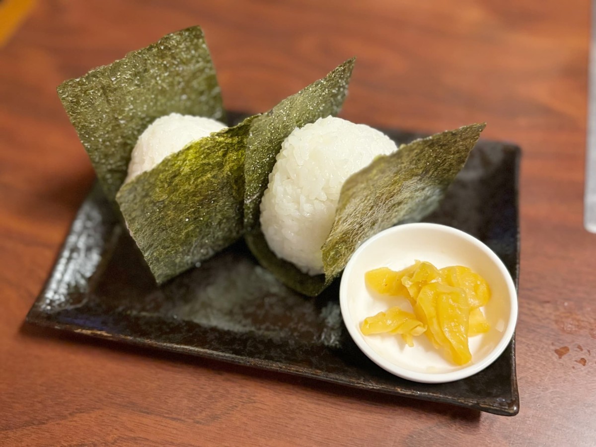 島根県雲南市にある『大衆酒場かもと』の「おにぎり（２個）」。