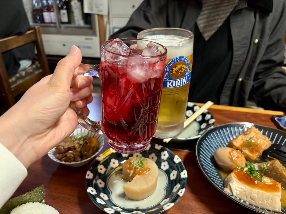 島根県雲南市にある『大衆酒場かもと』の料理で乾杯の様子。