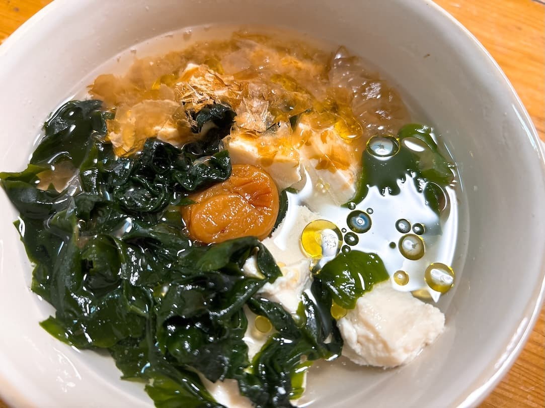 リセット飯２「ワカメと梅干しと豆腐のスープ」にオリーブオイルを追加。