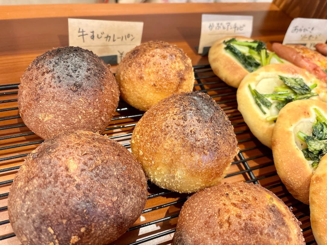 松江市宍道町にあるパン屋『bake32』で販売している「牛すじカレーパン」。