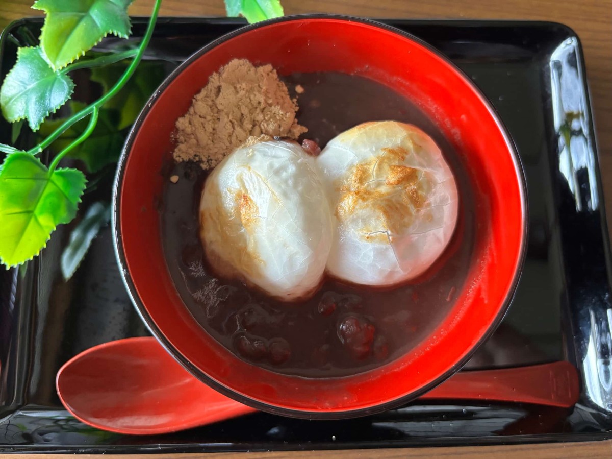 バレンタインレシピ「チョコぜんざい」のきなこトッピング。
