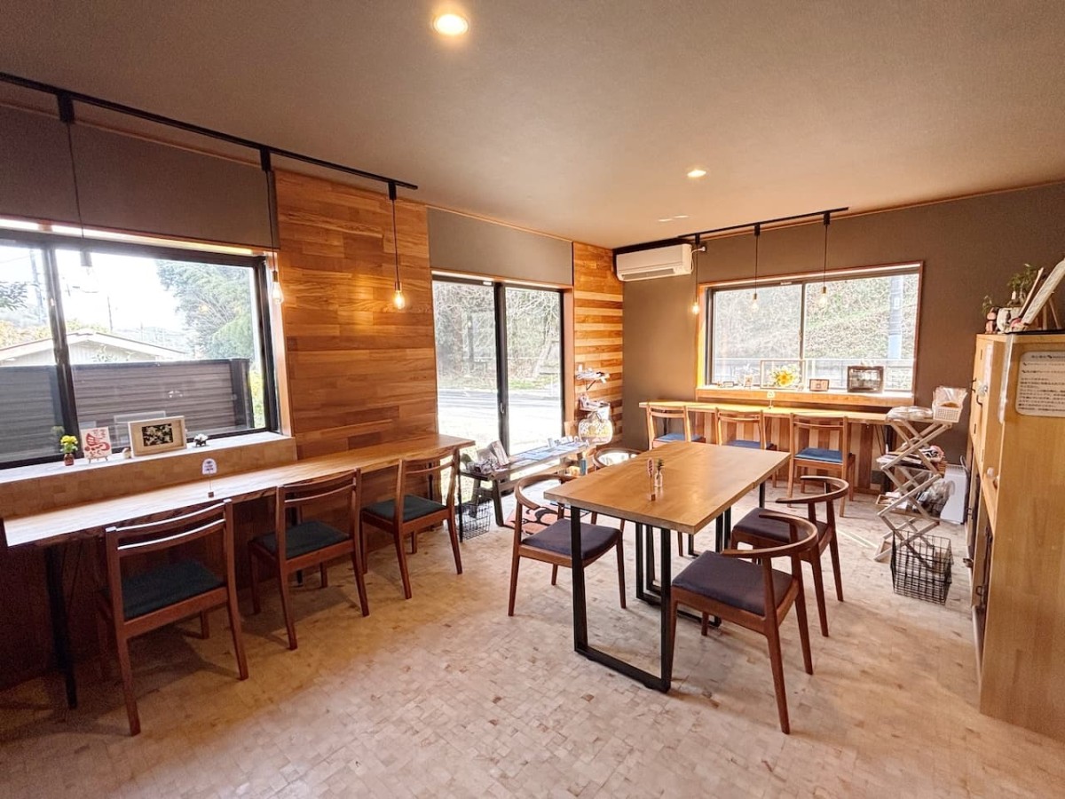 島根県松江市にある犬同伴OKのカフェ『あしあと』の内観。