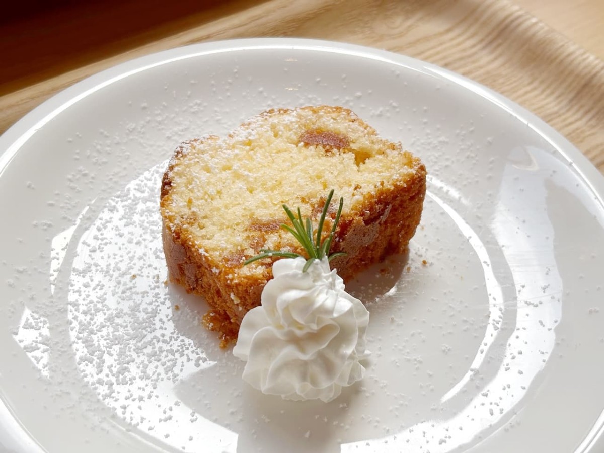 島根県松江市にある犬同伴OKのカフェ『あしあと』の「リンゴのパウンドケーキ」。