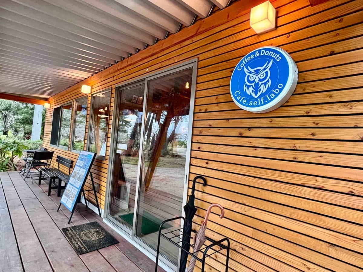 米子市の『cafe.self.labo』の外観。