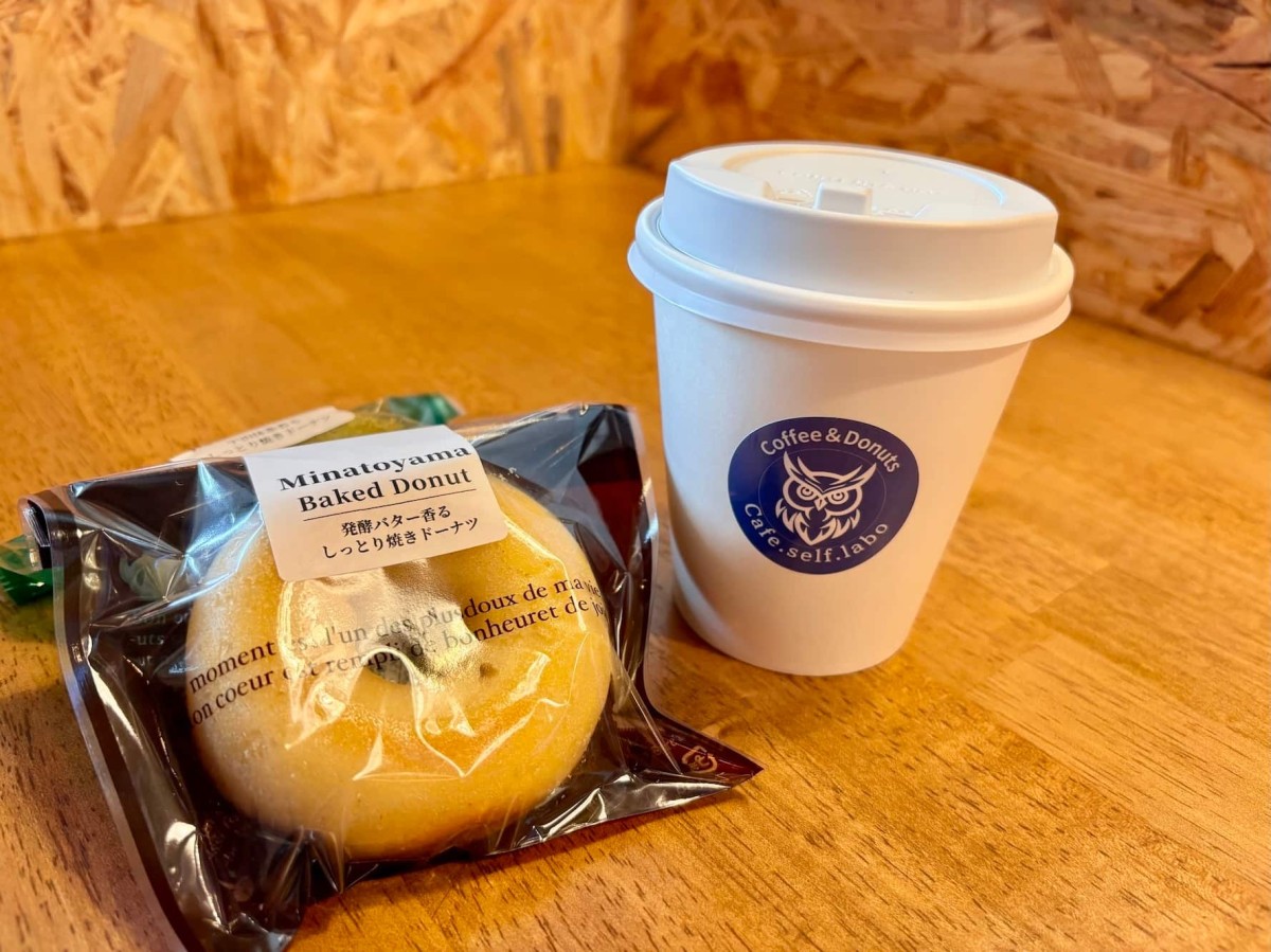 米子市の『cafe.self.labo』のコーヒーとドーナツ。