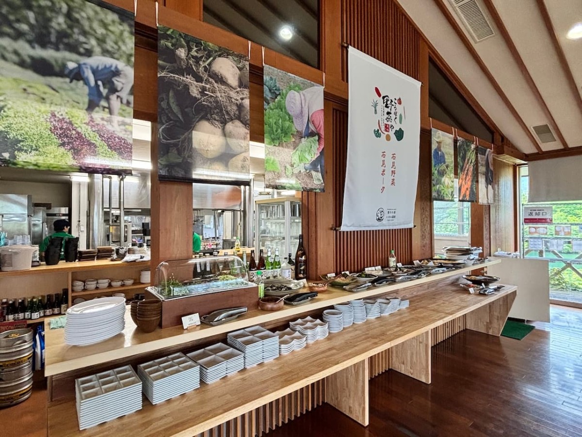 島根県邑南町にある『バイキングレストラン こうぼく野菜や』のバイキング陳列