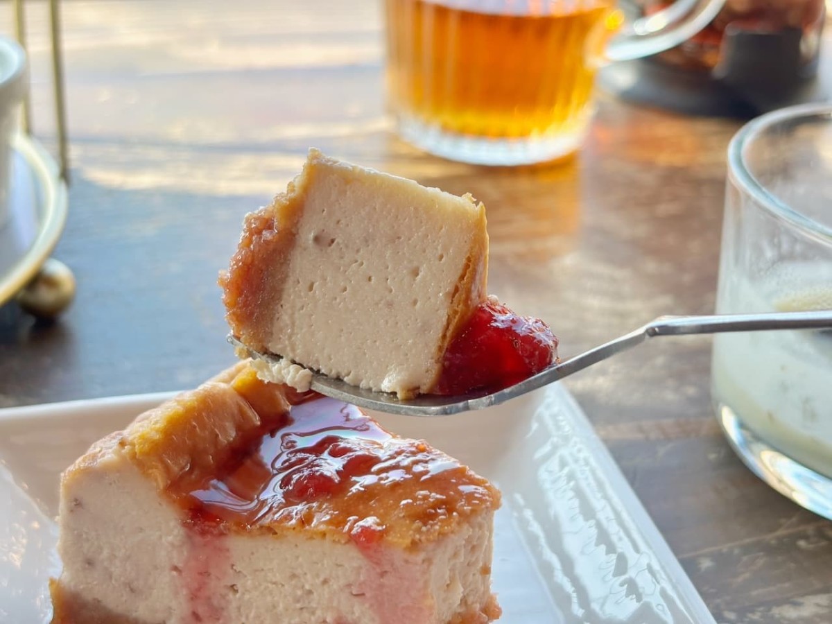 島根県出雲市の『Artemisia From ゆうずキッチン』の「いちごのベイクドチーズケーキ」。