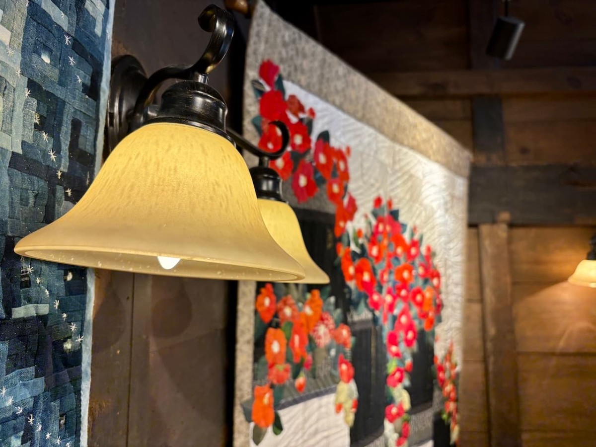 島根県出雲市の『おもひで屋』のギャラリーの様子。