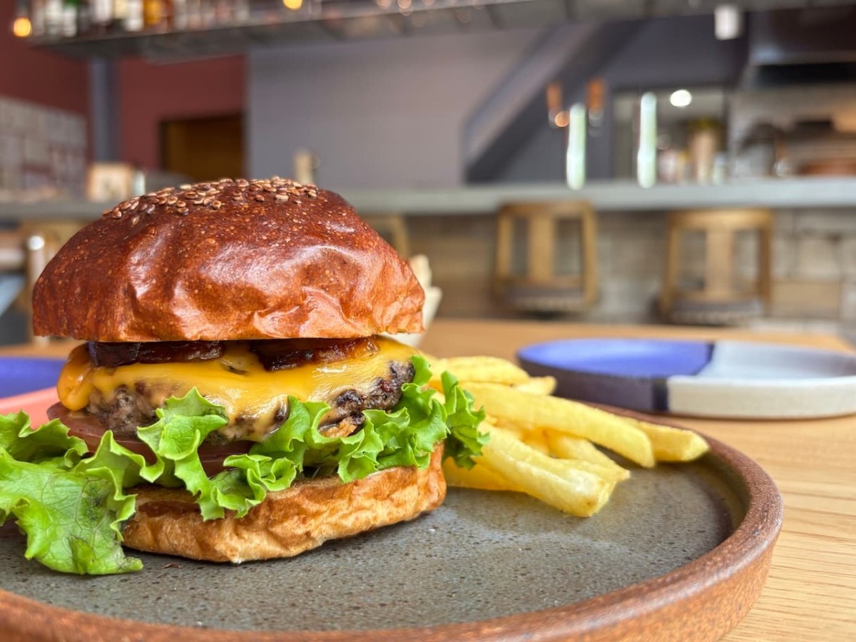 出雲市の『PLACE』で販売されている「PLACEバーガー」。
