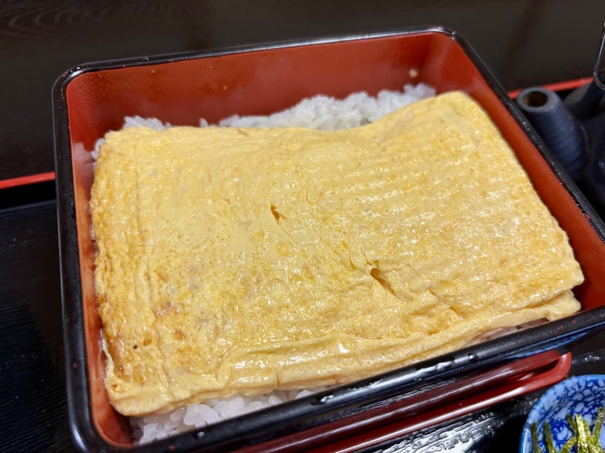 島根県出雲市の『味処おかや』の「出汁巻玉子重膳」。