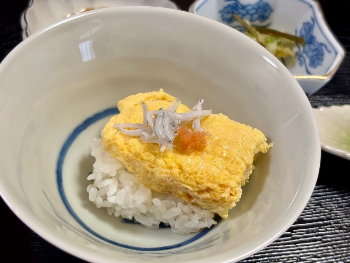 島根県出雲市の『味処おかや』の「出汁巻玉子重膳」。