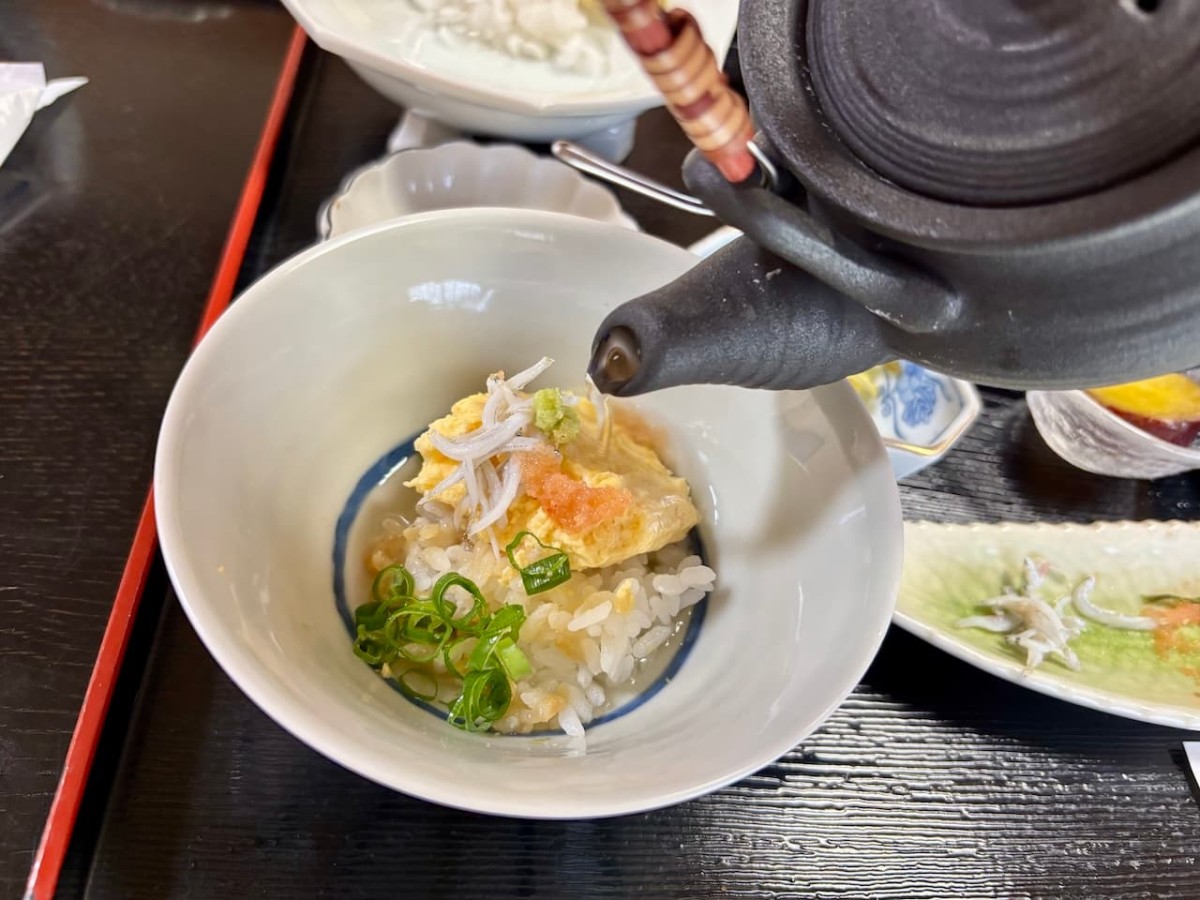 島根県出雲市の『味処おかや』の「出汁巻玉子重膳」。