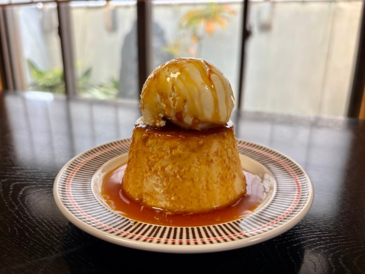 島根県出雲市の『味処おかや』の「自家製濃厚プリン」。