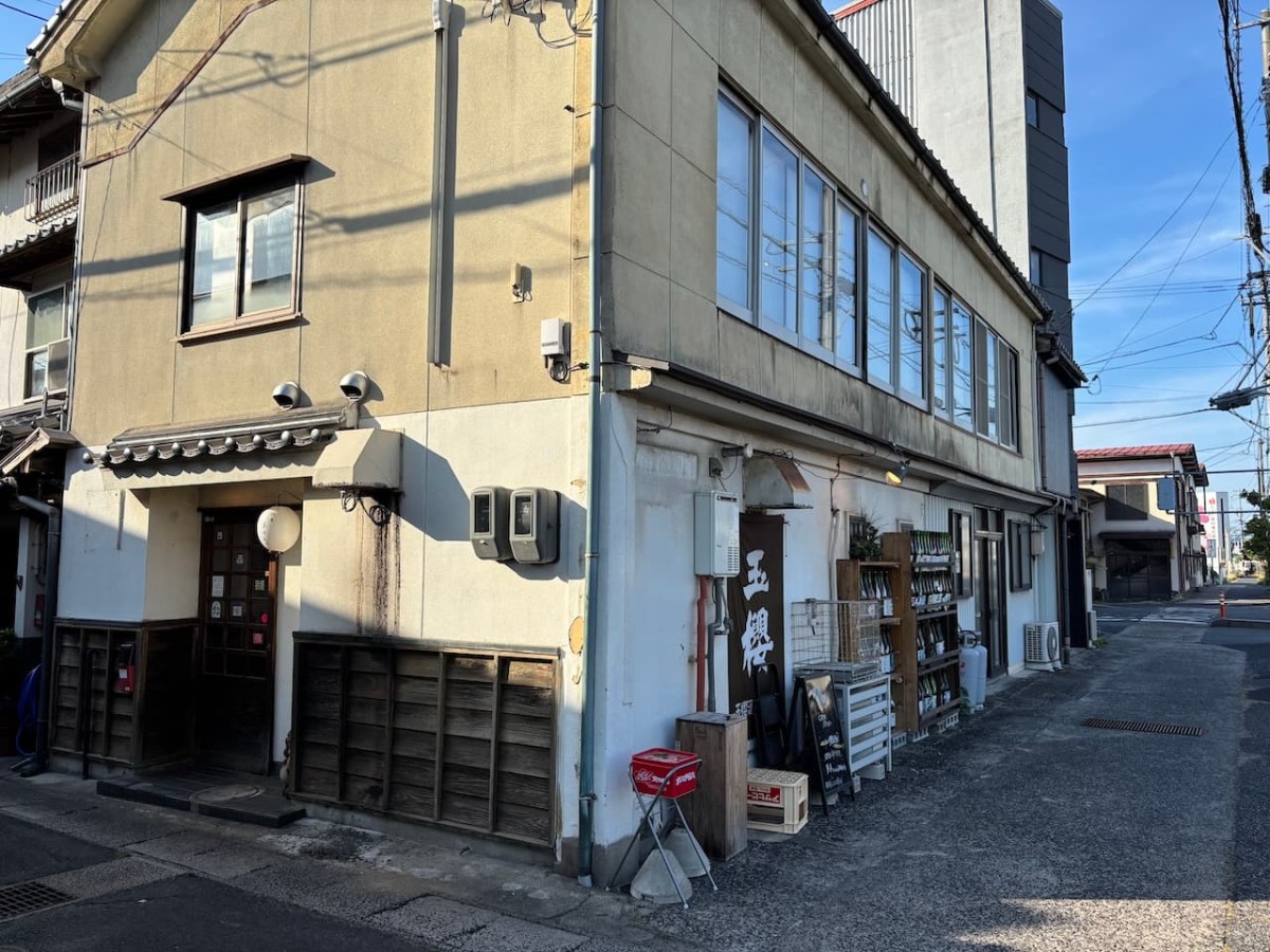 島根県出雲市の『焼鳥 あす香』の外観。